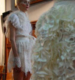 Celia Vela presenta una colección de vestidos cortos para novia 